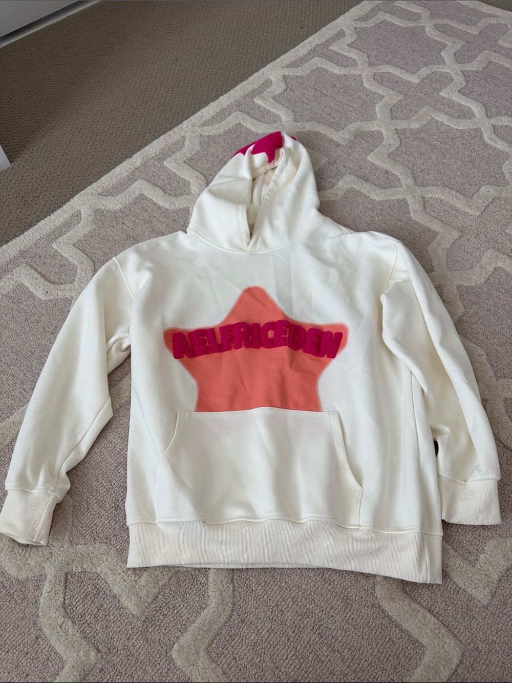 Elfric Eden Cream Hoodie with Pink Star Graphic